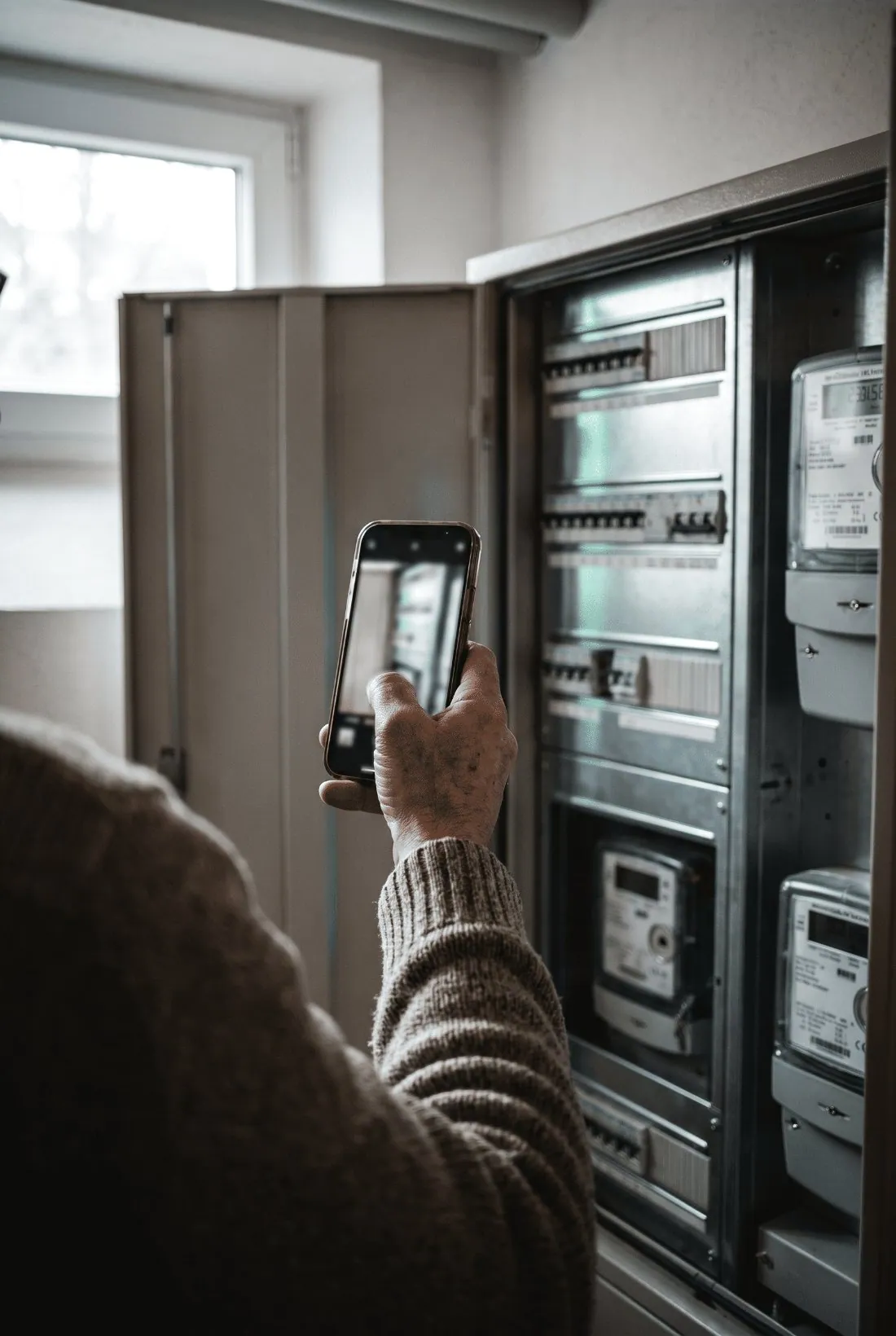 Zählerschrank eines Hausbesitzers, fotografiert für die Photovoltaik-Anfrage